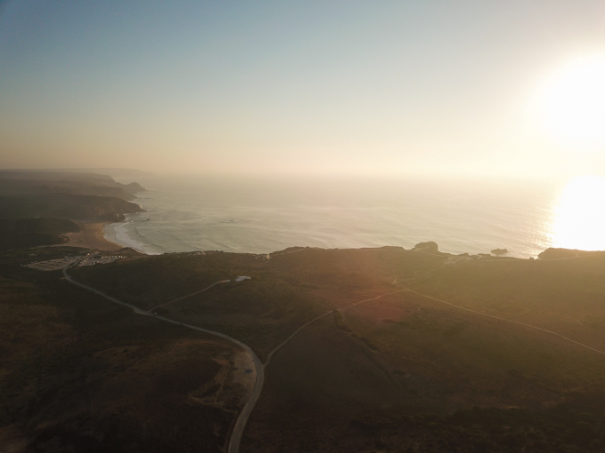 Urlaubsbilder mit Drohne: Küste & Sonnenuntergang
